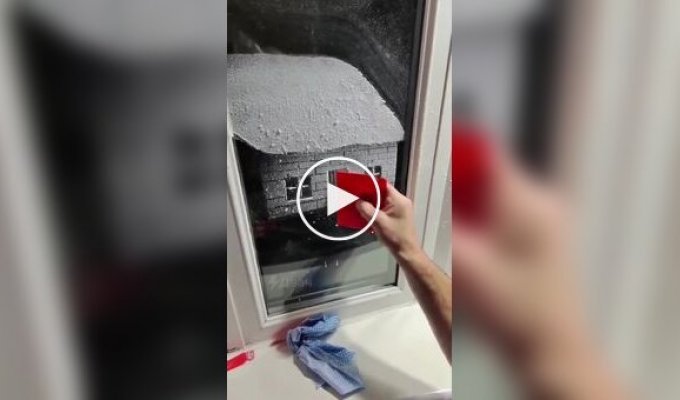 Парень рисует сказочные картины искусственным снегом на окнах