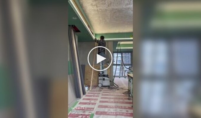 Китайские рабочие используют гидравлические ходули