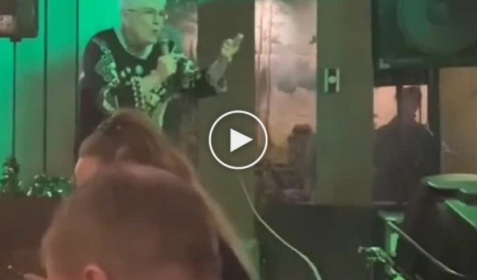 Бабуля исполнила в баре песню Rob Zombie и стала звездой сети