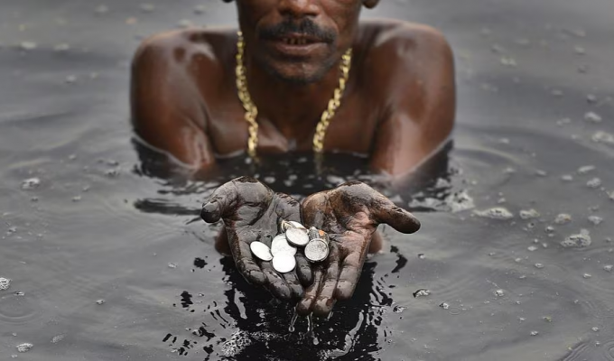 Divers for coins in the most poisonous river in the world (8 photos)