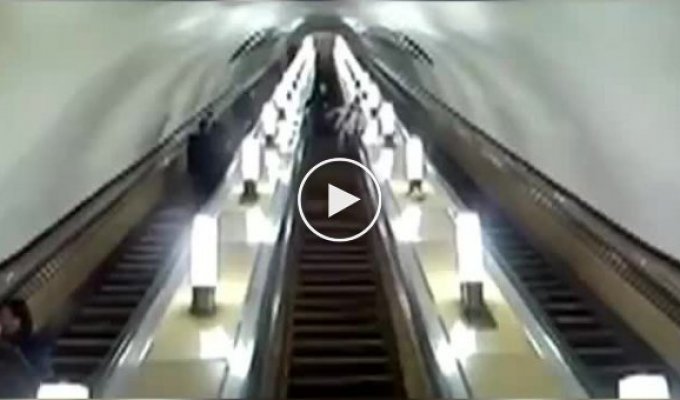 Мужчина упал с эскалатора в московском метро