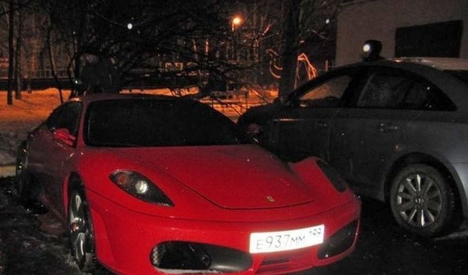 Кому Новый Год, а у кого-то Ferrari под окном сгорела... (5 фото + видео)
