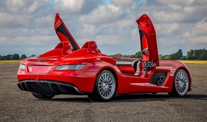 За рідкісний екстремальний спідстер Mercedes SLR McLaren Stirling Moss виклали 3,2 мільйони євро (18 фото)