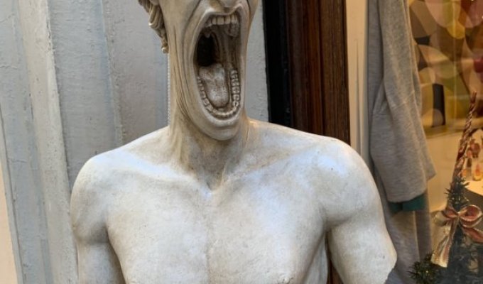 Необычные статуи, которые могут застать любого туриста врасплох (15 фото)