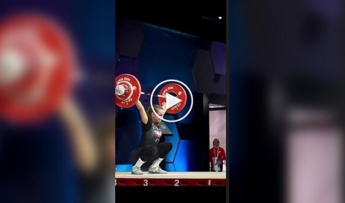 Тяжелоатлетка показала, что такое настоящий спортивный характер