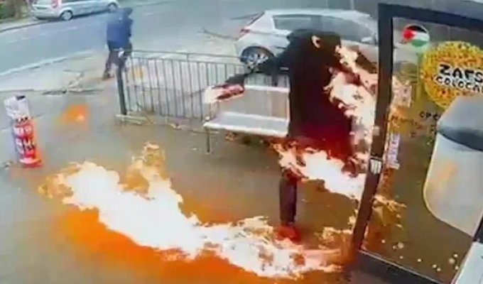 Instant karma: a store arsonist also set himself on fire (8 photos + 1 video)