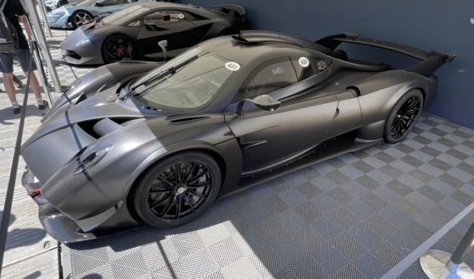 Трековый суперкар Pagani Huayra R впервые переделали для дорог общего пользования (5 фото)