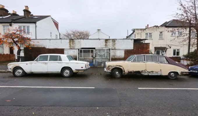 They bother neighbors: rare retro cars rust for years right on the street (7 photos)