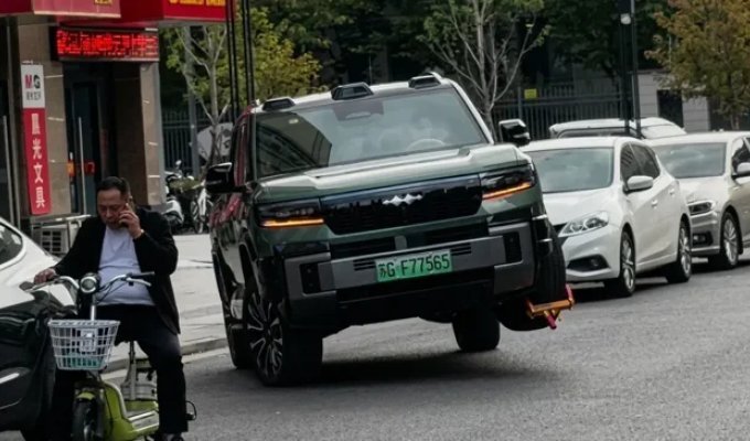 Уникальная подвеска BYD Leopard 8 помогла водителю уехать с блокиратором колеса (2 фото + 1 видео)