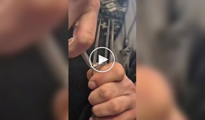 Мужчина показал, как превратить обычную вилку в браслет