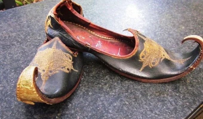 Why People in the East Preferred Upturned Shoes (5 photos)
