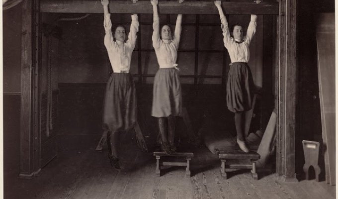 Фотографии о том, как школьники занимались физкультурой в 1890-е годы в Бостоне (20 фото)