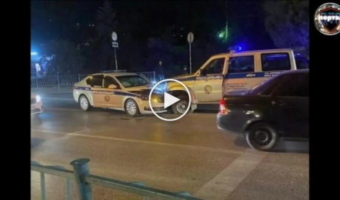 Нарочно не придумаешь. Лобовое столкновение двух полицейских автомобилей в Севастополе