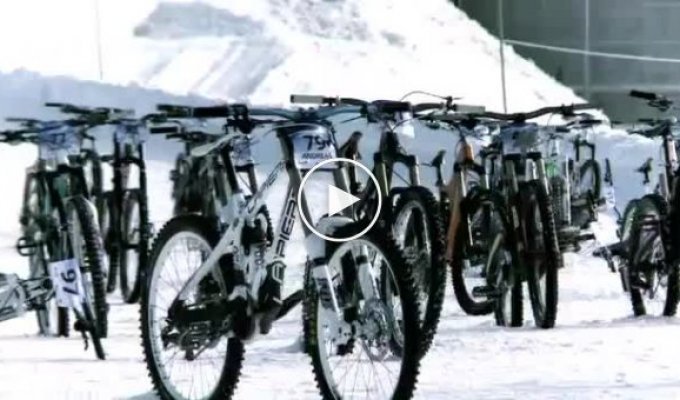 Сногсшибательный спуск с горы по снегу на велосипедах со скоростью 140 км. в час