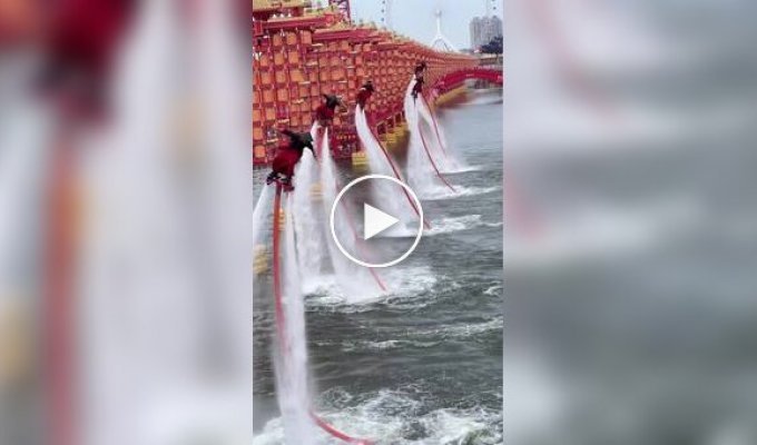 Захватывающее водное шоу на улицах старинного Хэтоу