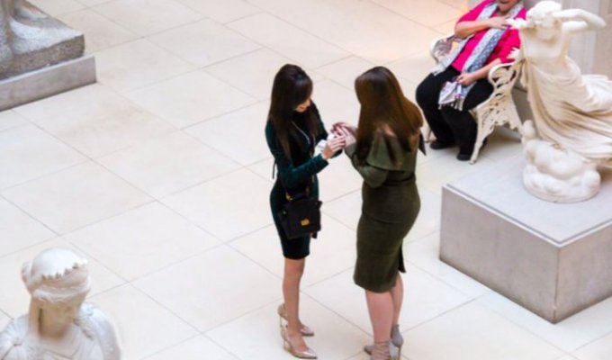 The reaction of a woman who witnessed an unusual marriage proposal (2 photos)