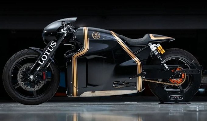 Rare 2014 Lotus motorcycle without mileage will be put up for auction (12 photos)
