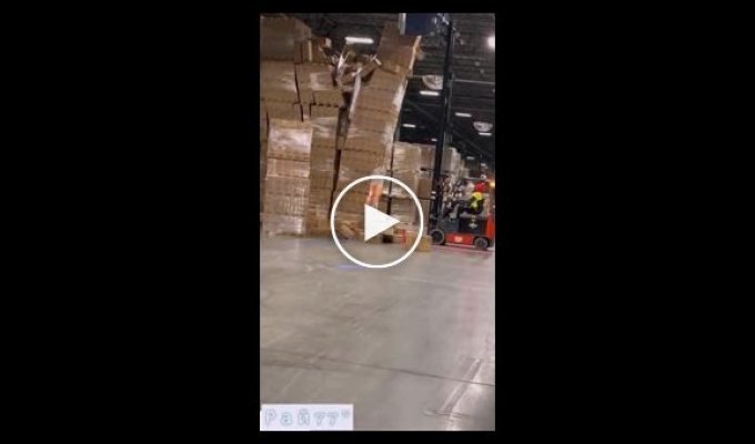 Неудачливый работник склада обрушил штабель с телевизорами и попал на видео