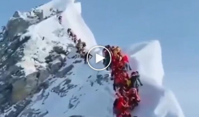 Снежная буря на Эвересте заблокировала тысячу туристов
