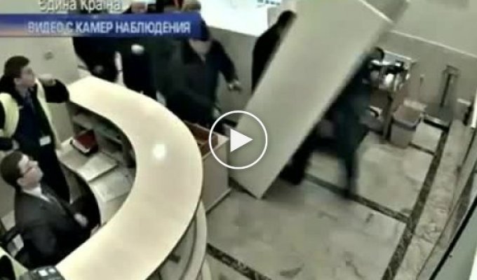 Стрельба в аэропорту Донецка во время побега Пшонки и Клименка (майдан)