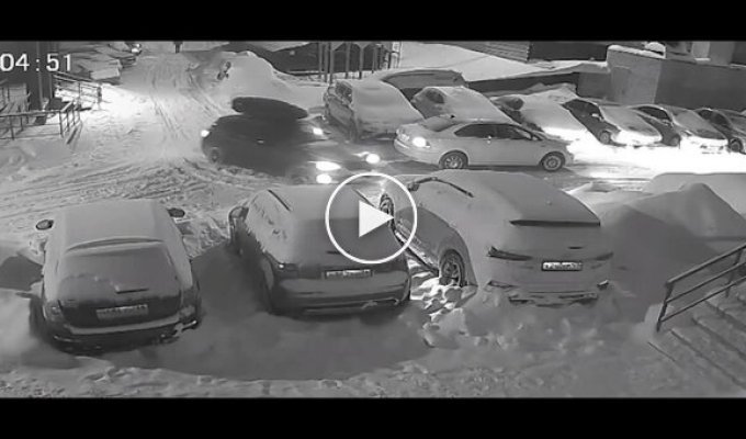 Росіянин відігнав сусідську машину на кілька метрів і запрацював кримінальну статтю