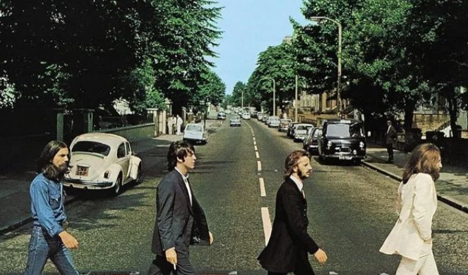 Неповторимый оригинал и жалкая пародия: актеры байопика о The Beatles воссоздали легендарный кадр (2 фото)
