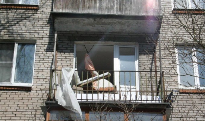 Бомбануло. Взрыв самогонного аппарата разрушил квартиру (6 фото)