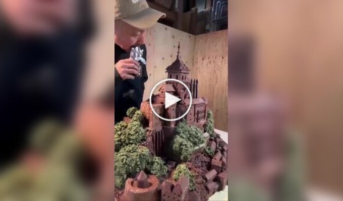 Мужчина строит архитектурные шедевры из шоколада