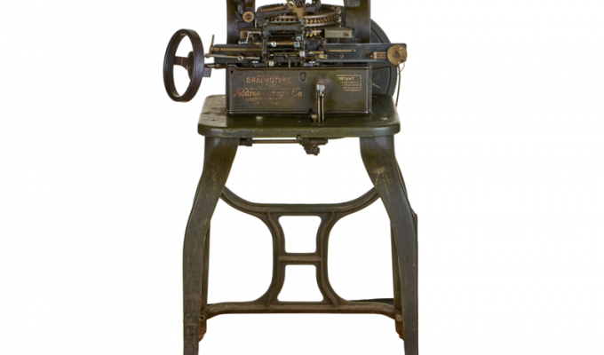 Печатная машинка, которая выдавливает буквы на металлических пластинах (9 фото)