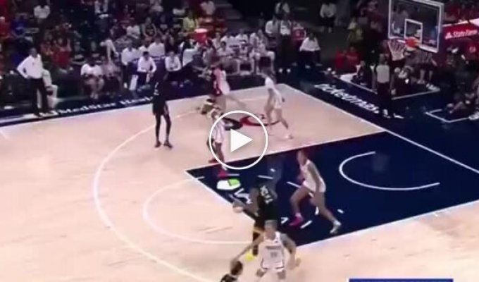 Баскетболистка потеряла парик во время матча