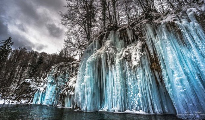 Тысячи замерзших водопадов национального парка "Плитвицкие озера" (29 фото)