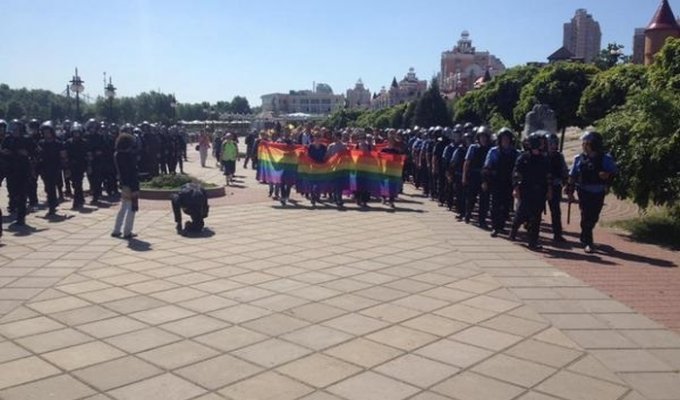 В Киеве сорвали гей-парад «Марш равенства» (19 фото)