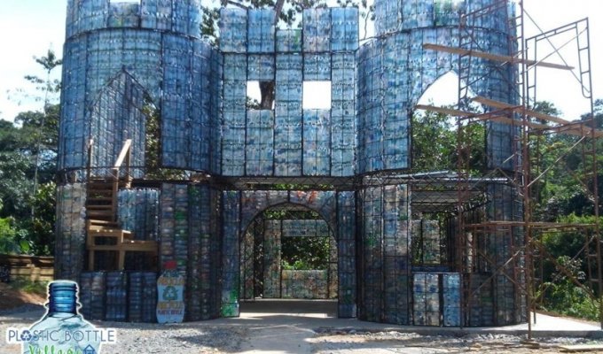В Панаме строят деревню из пластиковых бутылок (7 фото)