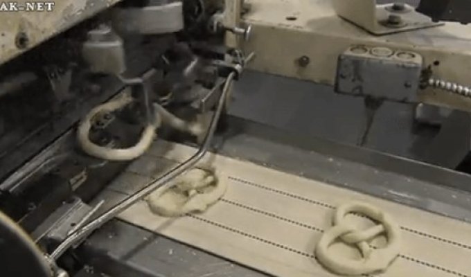 Hypnotic and Oddly Satisfying GIFs That Show How Food Is Made (17 GIFs)