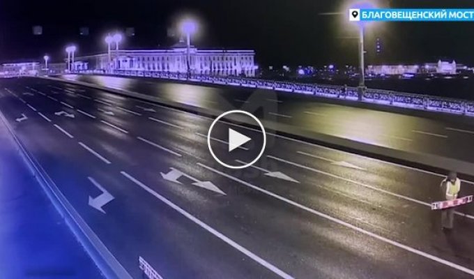 Машина депутата Госдумы Михаила Романова ночью пролетела Благовещинский мост в момент разводки