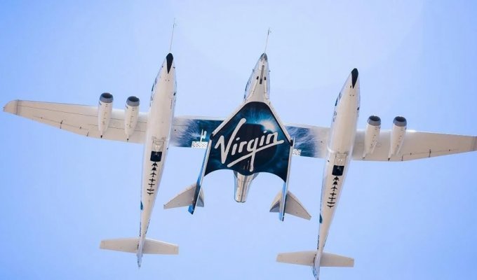 Virgin Galactic осуществила первый туристический рейс в космос (13 фото + 1 видео)