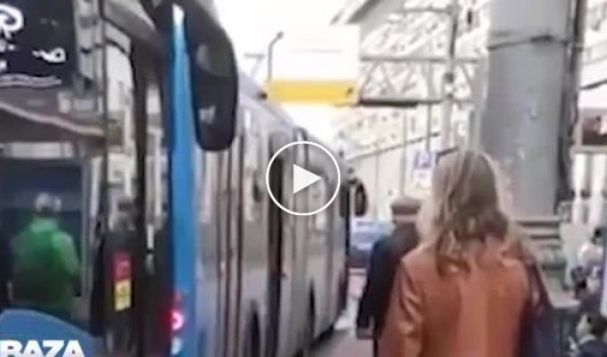 В Москве водитель автобуса отправил в нокдаун буйного пассажира