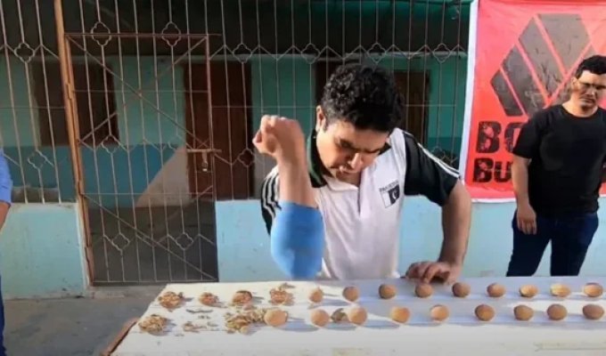 A guy from Pakistan cracked 169 nuts in 30 seconds (1 photo + 4 videos)