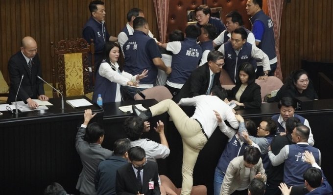 Украл и сбежал: в Тайване депутат парламента "оригинально" сорвал заседание парламента (1 фото + 3 видео)