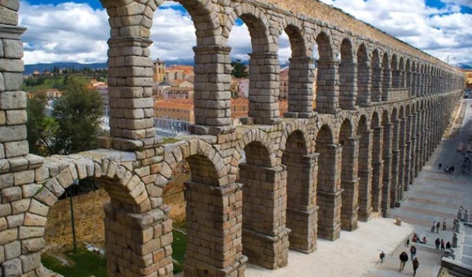 The only ancient Roman aqueduct still in use (12 photos)