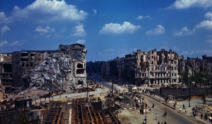 Берлин 1945-го в цвете (12 фото)