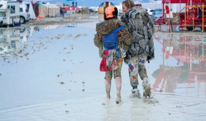 The Burning Man festival turned into a nightmare for the participants (6 photos + 2 videos)