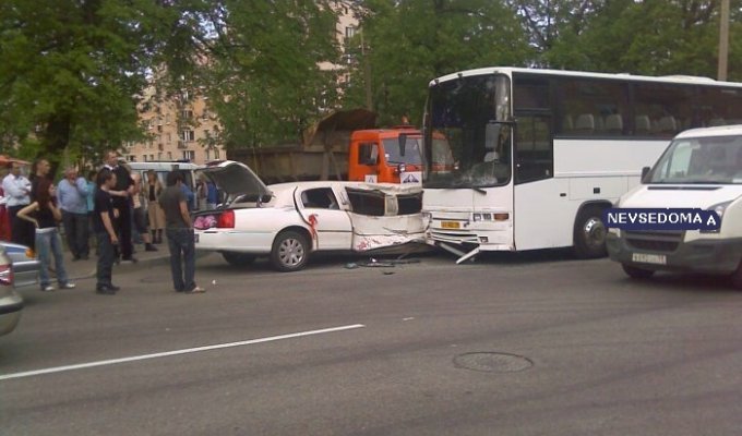 Лимузин vs Автобус (3 фотографии)