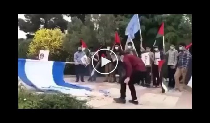 Нападение флага Израиля на мирно протестующего