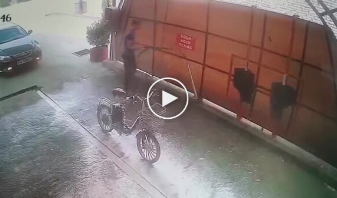 Курьер решил помыть свой электровелосипед, но тот оказался с характером