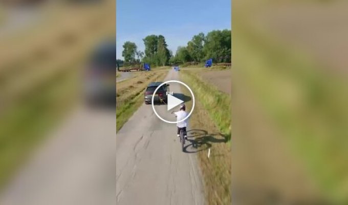Шокирующий трюк на велосипеде: через две фуры одновременно