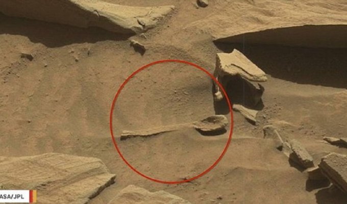 На Марсе обнаружили ложку: доказательство жизни на Красной планете? (2 фото + 1 видео)
