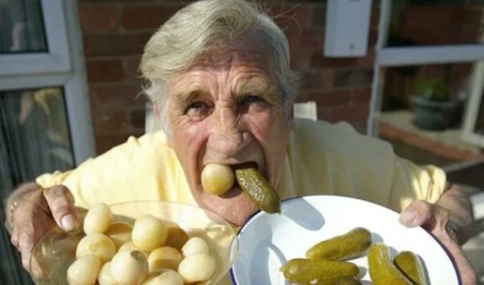 World Champion Glutton Peter Dowdeswell (5 photos)