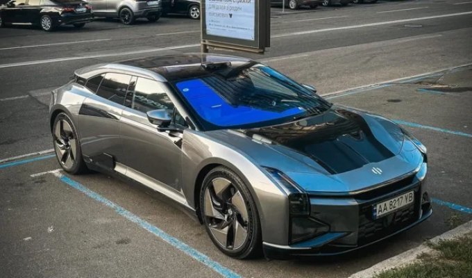 An incredible Chinese electric car with a range of 700 km was spotted in Kyiv (5 photos)