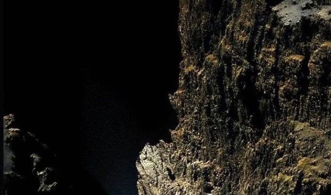 Скала Хатхор на комете 67P/Чурюмова — Герасименко (1 фото)